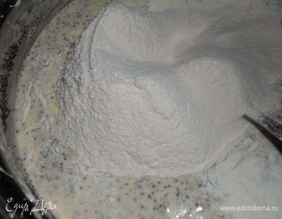 Добавить муку(125 г) и перемешать. Белки взбить с щепоткой соли в крепкую пену.