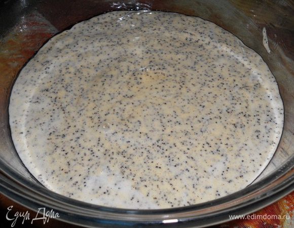 Переложить тесто в форму и выпекать при температуре 160 градусов до готовности.
