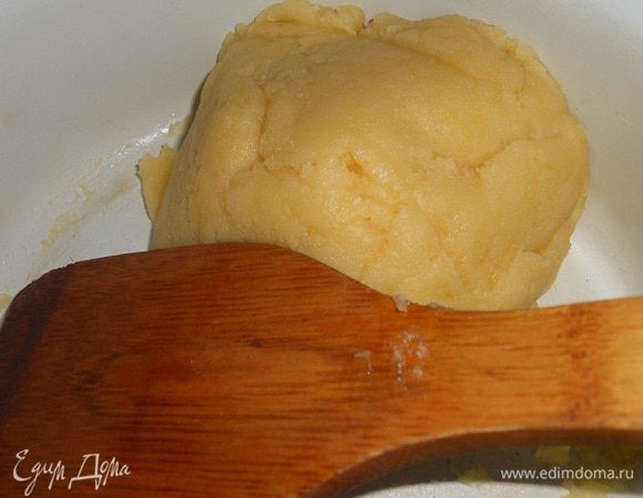 Должно получится такое тесто. Остудить его около 10 минут.
