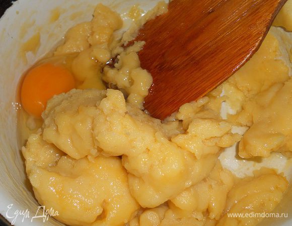 Затем добавляем 2яйца по одному и перемешиваем до однородности и остуживаем тесто до теплого состояния.