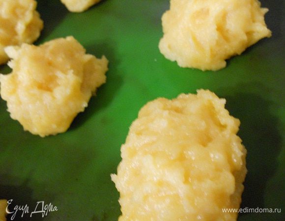 Затем тесто выкладываем ложкой на противень и печем при температуре 220 градусов до золотистой корочки.