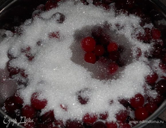 Клюкву проварить в остальном  сахаре до его расстворения.