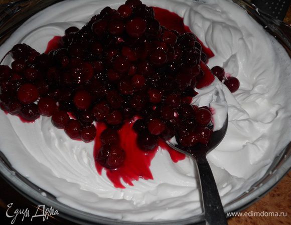 Вторую половину клюквы добавить в сливки и перемешать.