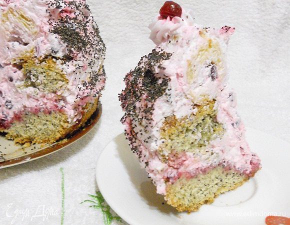 Первый корж промазать сливками, эклеры начинить сливками. На первый корж промазанный сливками выкласть второй корж, в серединку которую вырезали заполнить сливками, по краю коржа выкласть начиненные эклеры.Бока обмазать сливками и вверх торта украсить сливками с помощью кондитерского рукава и украсить целой клюквой, обсыпать маком.
Приятного аппетита.