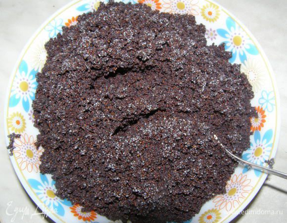 Мак залить холодной водой на ночь, утром воду слить, мак просушить