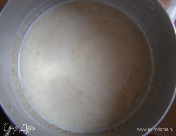 В теплом молоке растворить сахар, соль, всыпать дрожжи и забыть о них на полчаса, пусть проснутся