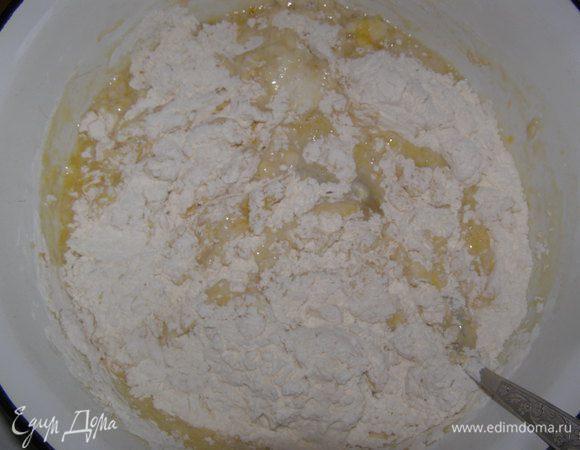 В просеянную муку ввести растопленный и охлажденный маргарин, 2 яйца и белок,  добавить дрожжевое молоко.