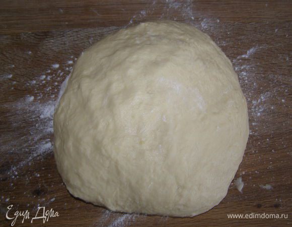 Замесить мягкое, гладкое тесто. Оставить в теплом месте на 3 часа