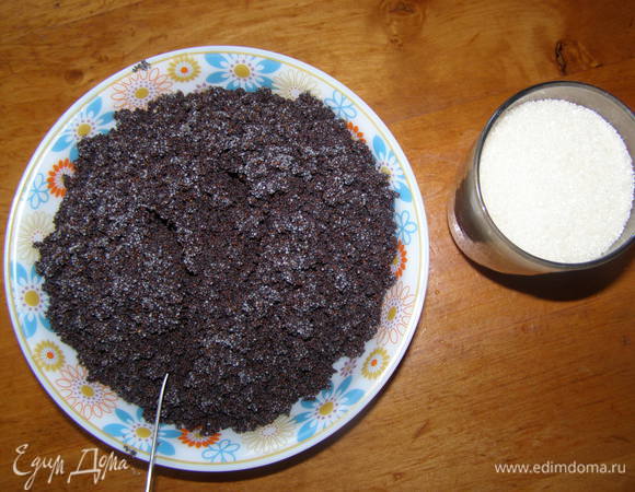 Мак перекрутить на мясорубке с сахаром