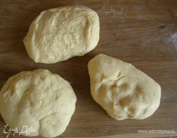 Тесто разделить на 3 части. 