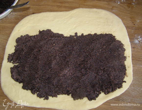 Каждую раскатать, разложить начинку, оставляя один край свободным, чтоб легче было защипнуть край. Свернуть рулетом