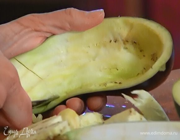 Баклажаны разрезать вдоль пополам, ложкой вынуть мякоть, стараясь не повредить кожицу.