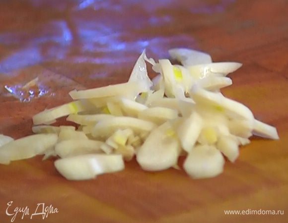 Чеснок почистить, раздавить плоской стороной ножа и крупно нарезать.