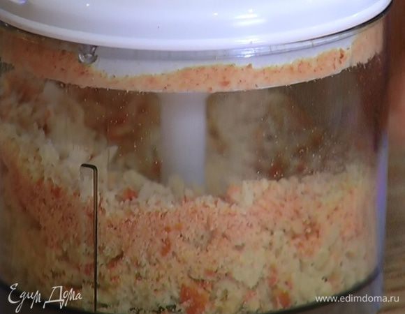 Хлеб измельчить в блендере в крошку.