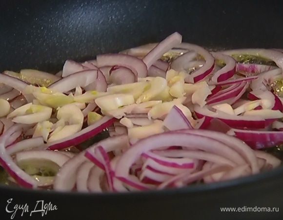 Разогреть в сковороде 2 ст. ложки оливкового масла и обжарить лук и чеснок до золотистого цвета.