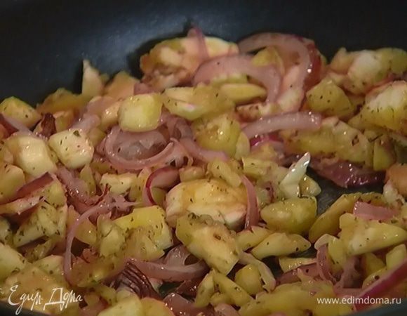 Выложить в сковороду мякоть баклажана, посолить, поперчить, добавить орегано, перемешать (если нужно, добавить оливкового масла) и обжаривать 5–7 минут.