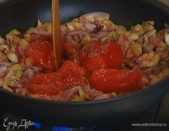 Отправить к баклажанам консервированные помидоры без сока, размять их и дать массе прогреться, затем добавить 1 ст. ложку хлебных крошек, поперчить, посолить, перемешать и снять с огня.