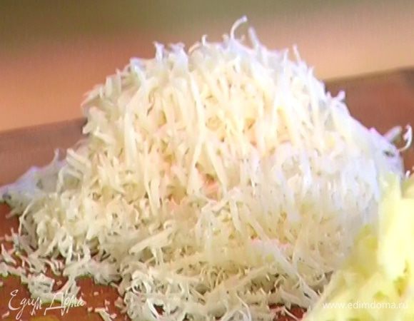 Пармезан натереть на мелкой терке и смешать с оставшимися хлебными крошками.