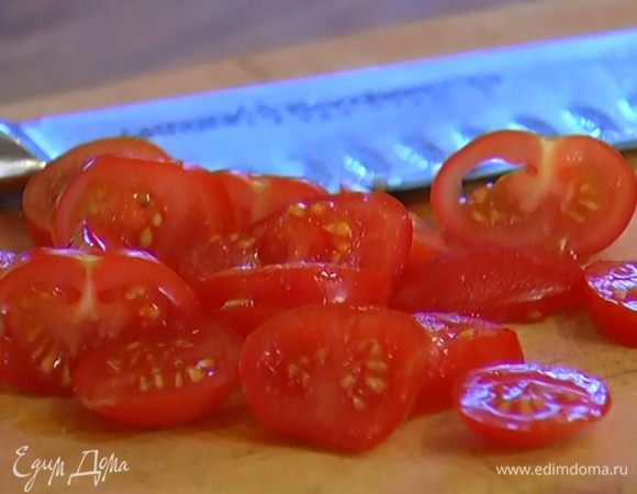 Помидоры черри нарезать тонкими кружками.