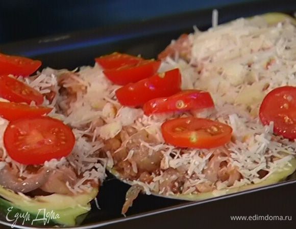 Посыпать баклажаны пармезаном с сухарями, сверху выложить нарезанные помидоры черри, сбрызнуть оставшимся оливковым маслом и отправить в разогретую духовку на 25–30 минут.