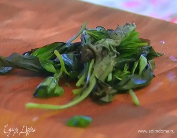 Базилик и петрушку мелко порезать, но не смешивать.