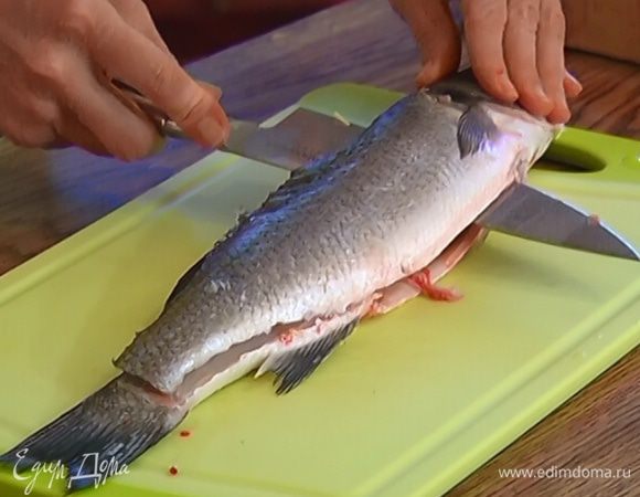 С сибаса вдоль хребта срезать филе, сбрызнуть 1 ст. ложкой оливкового масла, поперчить и посолить.
