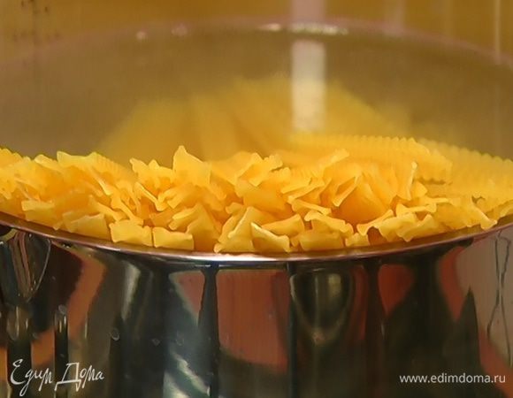 Макароны отварить в подсоленной воде, затем воду слить.