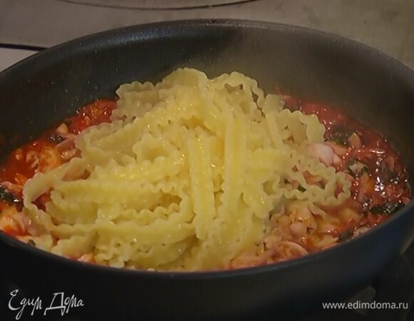 Готовые макароны добавить в сковороду с рыбой, перемешать и снять с огня.