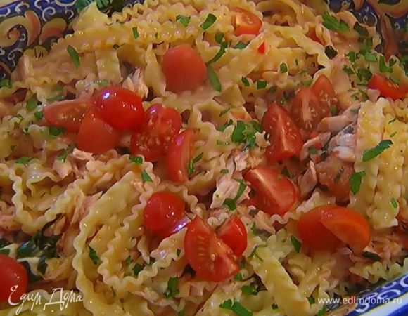 Переложить пасту с рыбой на блюдо, украсить помидорами черри, посыпать петрушкой и сбрызнуть оставшимся оливковым маслом.