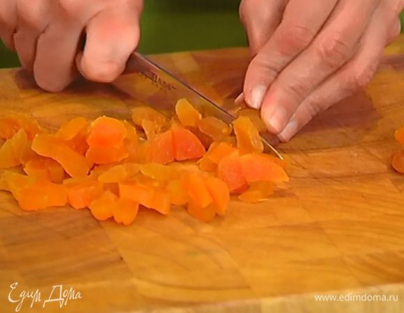 Курагу мелко нарезать.