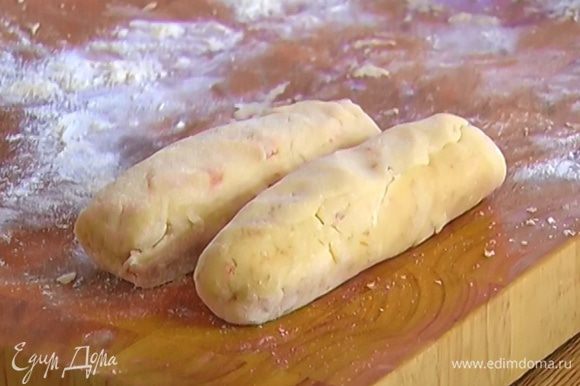 Рабочую поверхность присыпать оставшейся мукой, выложить тесто и сформировать из него две колбаски. Завернуть тесто в пищевую пленку и отправить на 10–15 минут в холодильник.