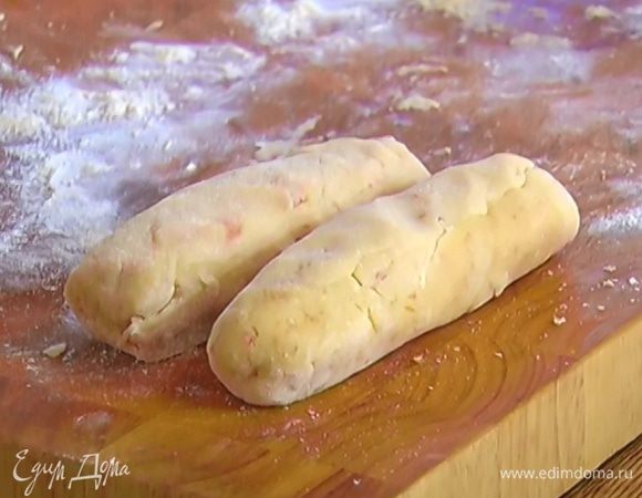 Рабочую поверхность присыпать оставшейся мукой, выложить тесто и сформировать из него две колбаски. Завернуть тесто в пищевую пленку и отправить на 10–15 минут в холодильник.