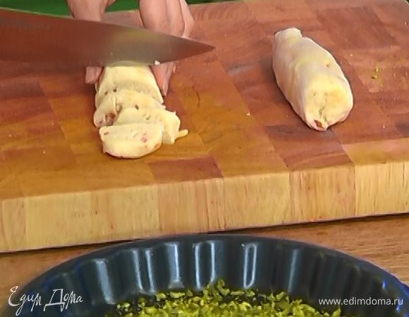 Охлажденное тесто нарезать кружками.