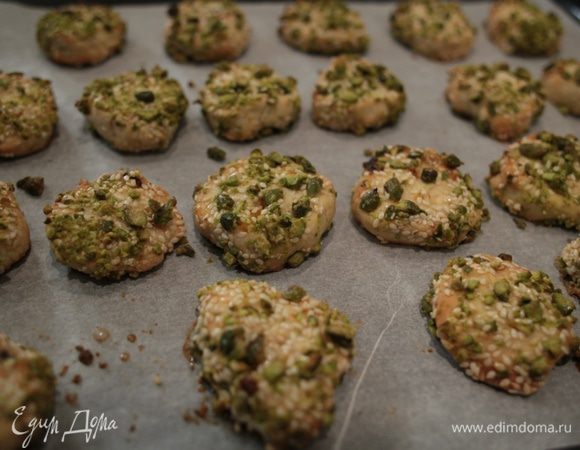 Выпекать печенье в разогретой духовке 7–8 минут.