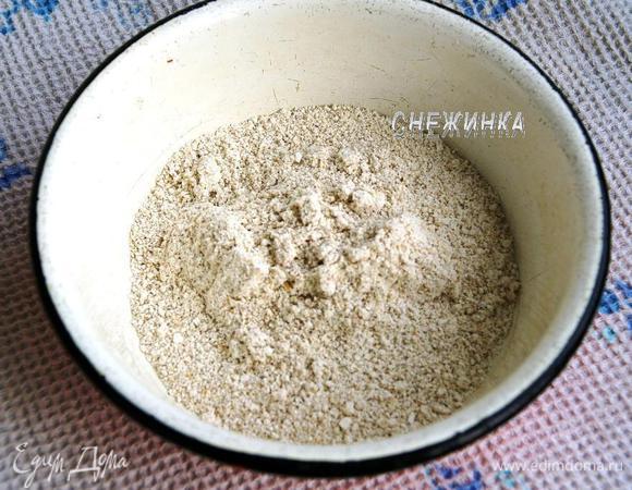 Овсяные хлопья измельчаем в муку при помощи кофемолки.