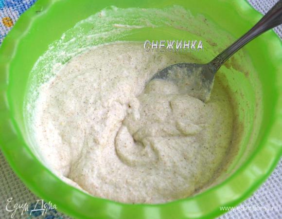 Соединяем овсяную муку и манную крупу, добавляем соль, сахар и заливаем кефиром. Перемешиваем и оставляем минимум на 1,5 ч. Можно оставить на ночь.