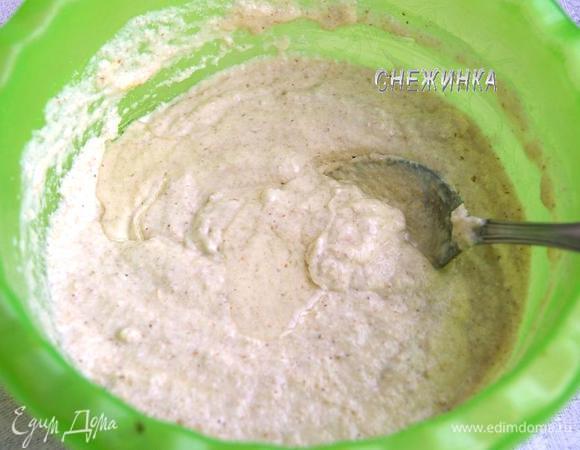 Вводим яйцо, затем добавляем растительное масло.