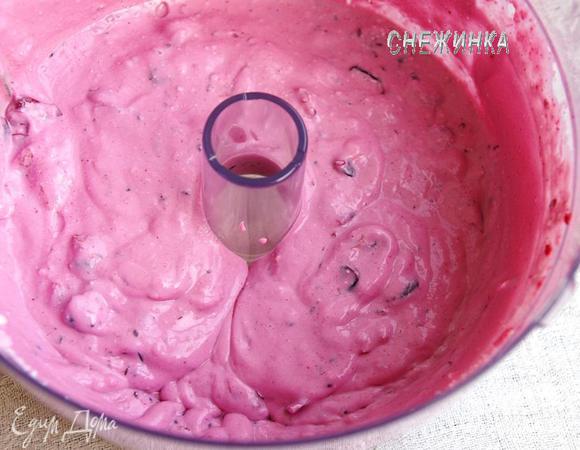 Для соуса соединяем творог, сметану и ягоды, перетёртые с сахаром. Можно взять любые ягоды и тогда добавить сахар или варенье по вкусу. Взбиваем в блендере в однородную массу. 