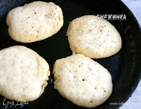 Жарим оладьи на хорошо разогретой сухой сковороде. Перед первой выпечкой я протёрла сковороду салфеткой, смоченной растительным масло. Жарим с одной стороны до появления пузырьков.