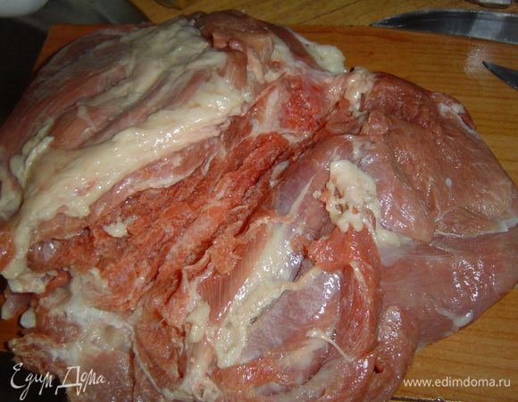 Из бедра индейки удаляем кости.