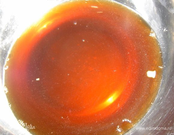 К красному сухому вину добавляем гранатовый соус, соль, перец и перемешиваем,