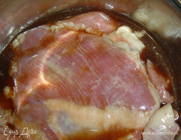 в этой смеси замачиваем мясо индейки на 12 часов, а лучше на сутки.