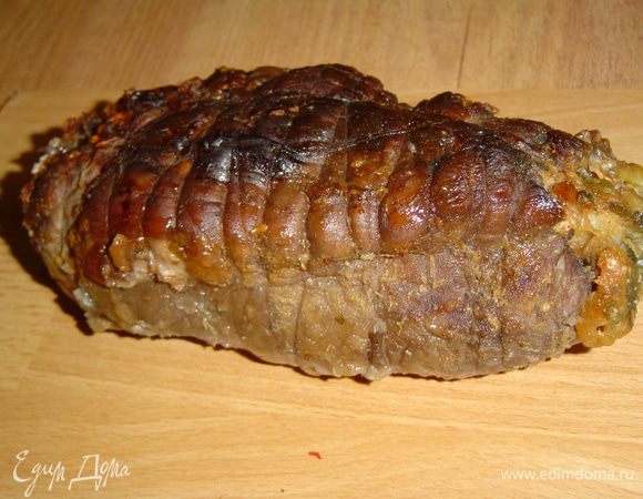 Рулет заворачиваем в фольгу и запекаем при температуре 220 гр. 30 минут, затем убавляем температуру до 180 гр., раскрываем фольгу и продолжаем запекать еще 30 минут, периодически поливая рулет маринадом (который нужно сохранить после того, как убрали из него мясо).
 Рулет охладить и только тогда убрать все нитки.