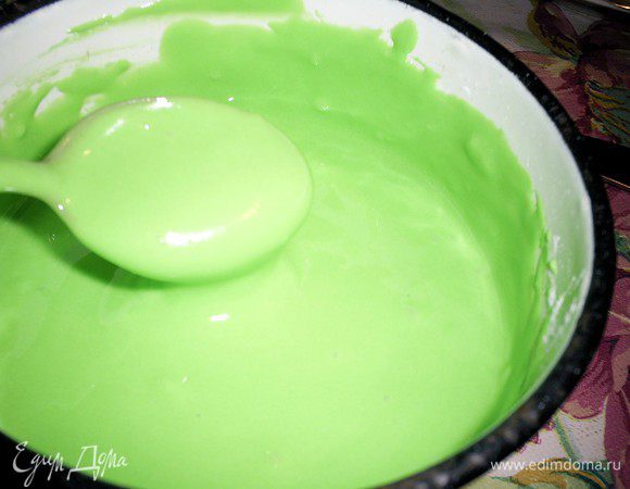 Пока елка допекается, можно начать готовить глазурь. По своей сути это тот же  айсинг, только консистенция нам нужна как у жидкой сметаны. Для этого белок растираем вилкой с сахарной пудрой до однородности, добавляя ее по столовой ложке до нужной густоты. если у вас есть краситель, можно подкрасить нашу глазурь. По-моему, логично если елка будет зеленого цвета, но можете дать волю своей фантазии.