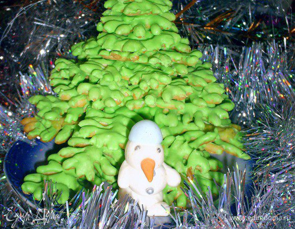 За день до сборки подготовим каркас. Для этого из мастики делаем основу, в которую втыкаем деревянную шпажку для шашлыков, и оставляем все наше сооружение сохнуть. Когда все готово, можно собирать елку. Для этого на наш каркас надеваем ярусы, начиная с самого большого и заканчивая верхушкой.
Осталось только украсить нашу красавицу как вам подскажет ваша фантазия. Можно использовать кондитерскую посыпку, съедобные бусинки или сделать маленькие шарики из разноцветной мастики или марципана. А можно присыпать сахарной пудрой или кисточкой нанести местами белый айсинг, имитируя снежок, или оставить просто зеленой. 
Творите и получайте удовольствие от своего творчества!!!
