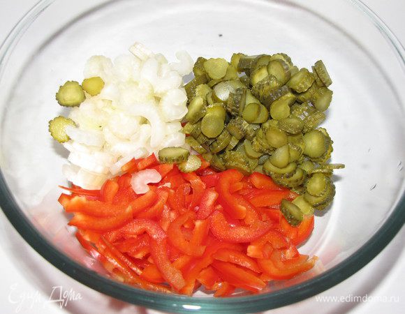 Перцы нашинковать тонкой соломкой. Черешки сельдерея нарезать тонкими ломтиками, маринованные огурцы кубиками или кружочками, если это корнишоны.