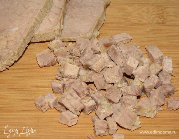 Отварную телятину порезать тонкой соломкой или кубиками.
