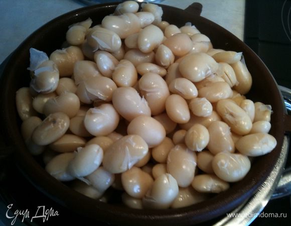 Фасоль замочить на ночь. Залить водой и отварить до готовности в течение 1 часа. Отбросить на дуршлаг, отвар не выливать...