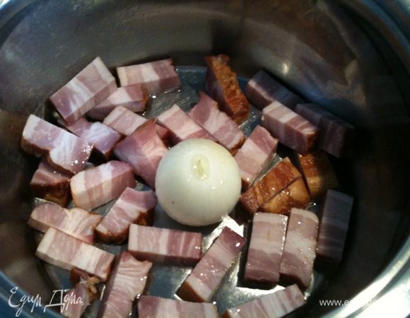 На дно кастрюльки с толстым дном выложить порезанный брусочками бекон или грудинку (300 г) , по средине положить целую очищенную луковицу...