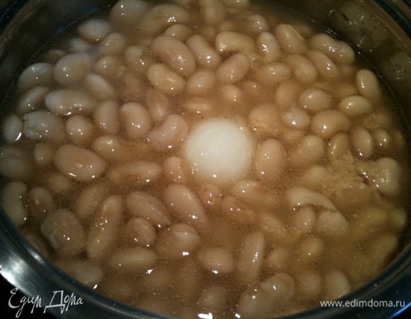 Выложить фасоль, добавить горчицу, кленовый сироп, томатный соус, посолить, поперчить и залить оставшимся отваром...